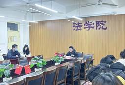 说明: E:\综合科\24-25-1\鼎山特奖\学生材料\法学院-王逸飞“鼎山特奖”推送材料\照片材料\第三部分 政治＋履职\理论学习小组 (2).jpg